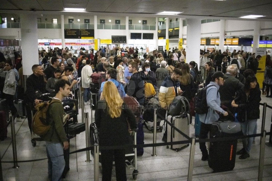 Хаос по летищата, високи цени на авиобилетите